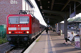 Bahnhof Freital-Hainsberg mit einer Lok der Baureihe 143