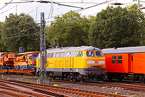 Die DB Bahnbau 218 261-6 in Hamburg Hbf