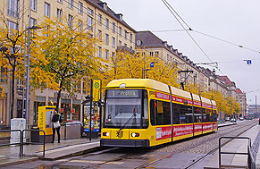Die Stra&szlig;enbahn in Dresden an der Haltestelle Pirnaischer Platz