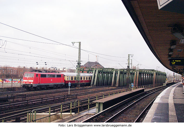 Die DB Baureihe 111 vor dem Museums IC im Bahnhof Hamburg-Veddel