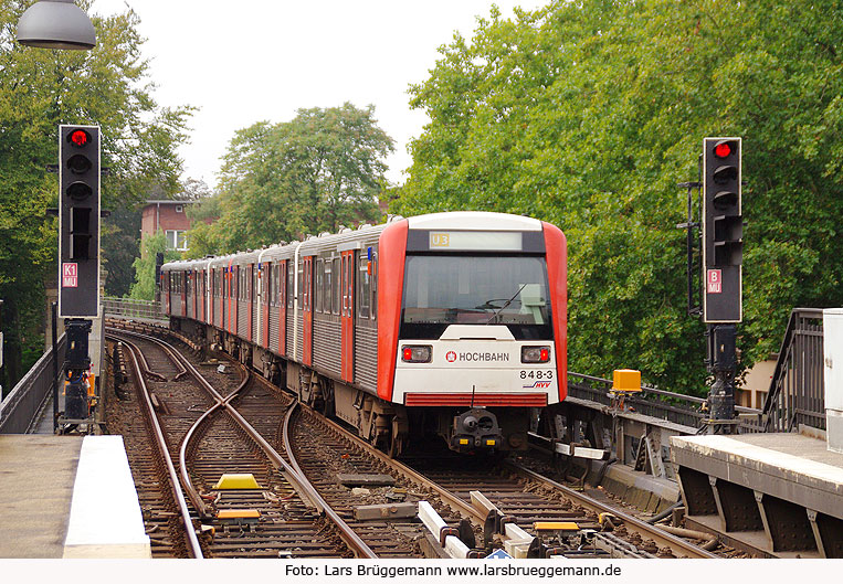 Hochbahn DT3 an der Haltestelle Mundsburg - Der Bahnhof Mundsburg