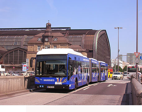 Hamburg Doppelgelenkbus auf der Metrobuslinie 5