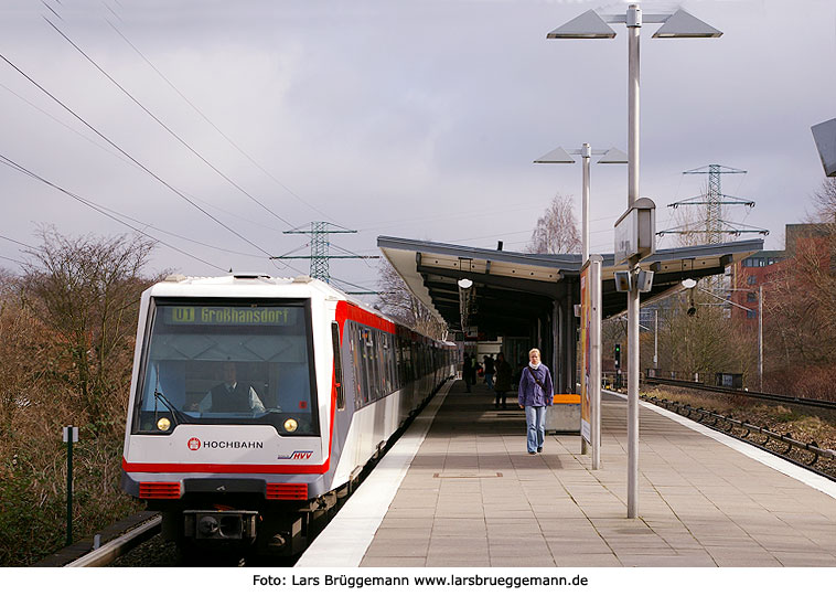 Eine U-Bahn im Bahnhof Alsterdorf