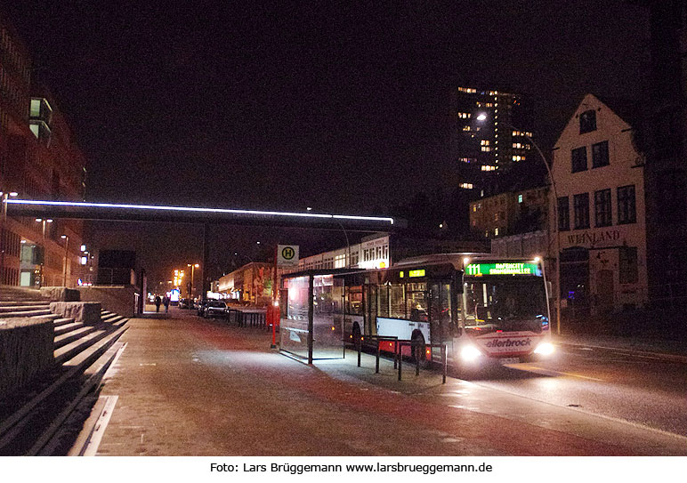Die Buslinie 111 in Hamburg am Altonaer Hafen