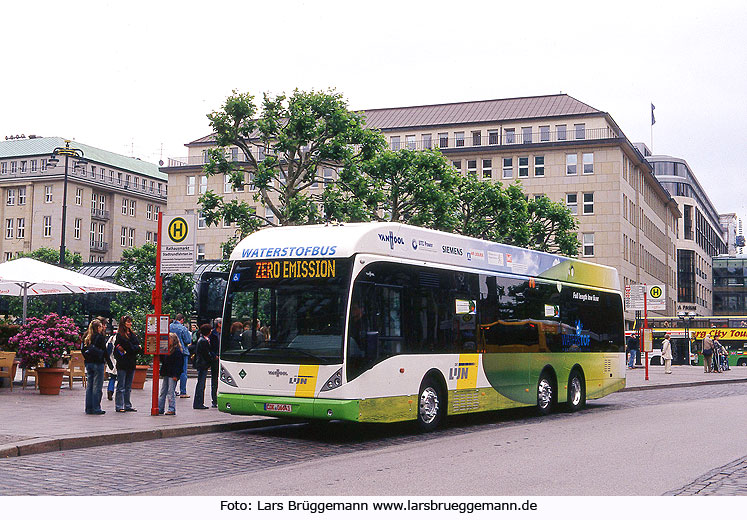 Van Hool Wasserstoffbus in Hamburg auf dem Rathausmarkt bei der Hochbahn