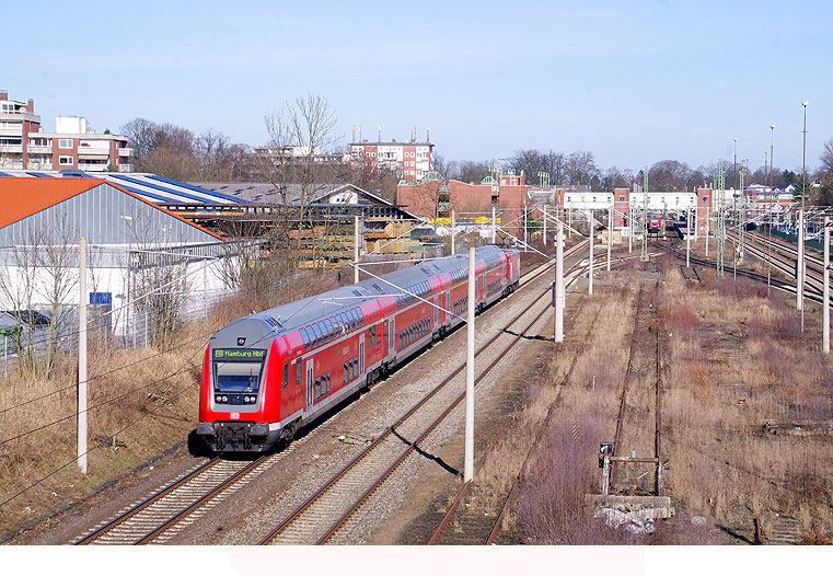 Bahnhof Ahrensburg mit einem Regionalexpress