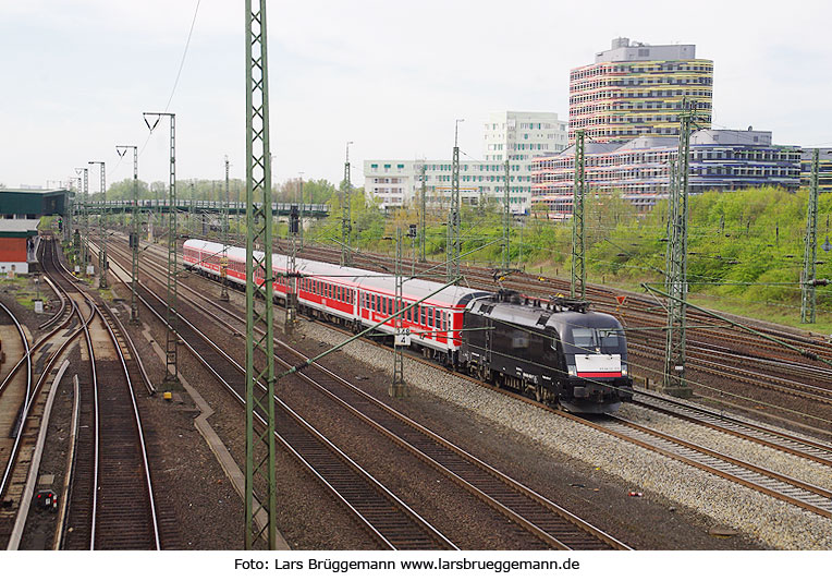 Der IRE von Berlin nach Hamburg mit einer MRCE Lok in Hamburg-Wilhelmsburg