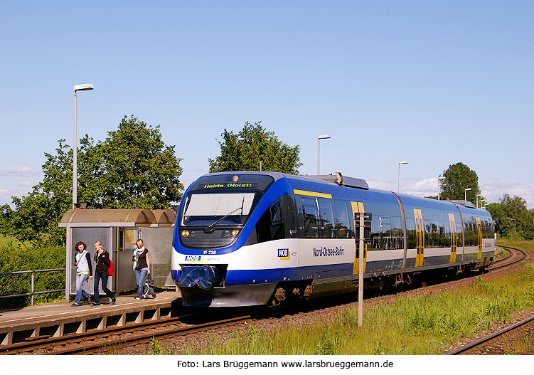 Bahnhof Wilster mit einem Bombardier Talent der Nord-Ostsee-Bahn