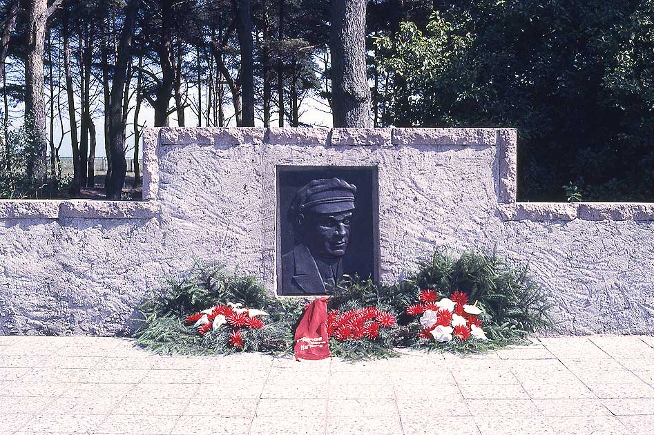 Das Ernst Thälmann Denkmal im Pionierlager Etkar André auf Rügen