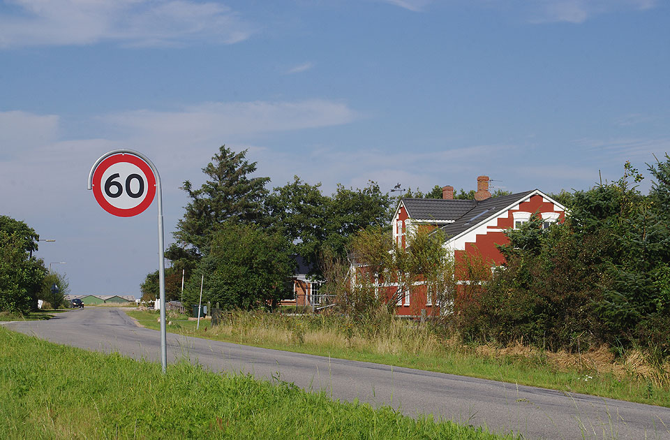 Die Ortschaft Juvre auf Römö in Dänemark mit einem Verkehrsschild