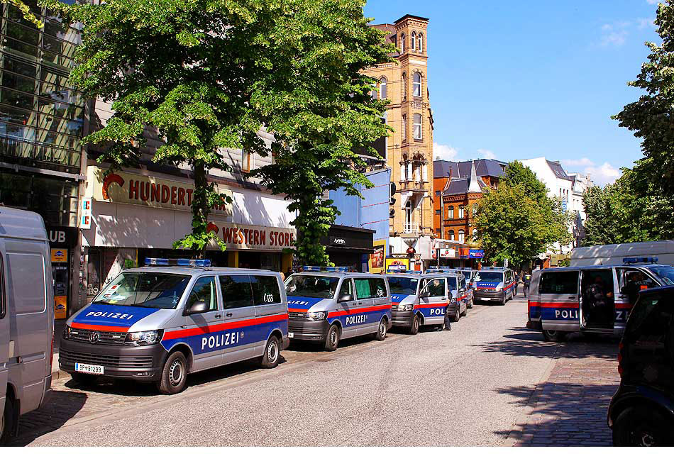 Polizei aus Österreich im Einsatz beim G20 Gipfel in Hamburg hier vor der Großen Freiheit am Rande von der Reeperbahn