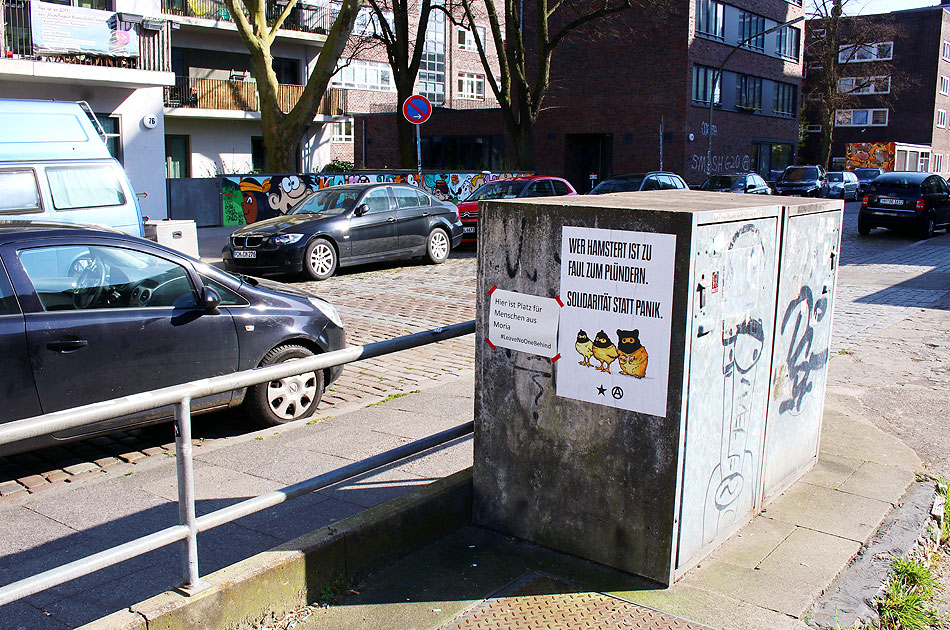 Hier ist Platz für Menschen aus Moria #Leave no one behind - Plakate in der Corona-Krise in Hamburg-Altona