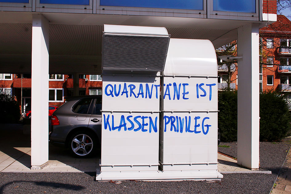 Graffiti mit der Parole: Quarantäne ist Klassenprivileg in Hamburg-Altona