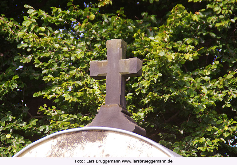 Grabkreuz Friedhof Trauer Bestattung