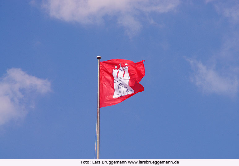 Eine Fahne in Hamburg mit dem Landeswappen auf der Landesflagge