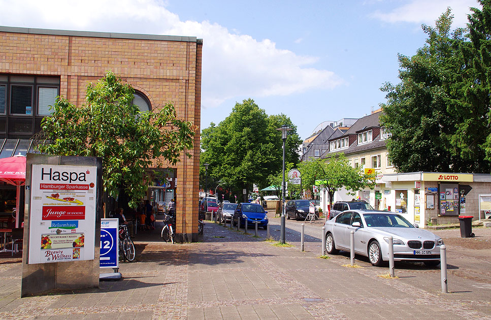 Die Wedeler Lanstraße die Einkaufsstraße in Hamburg-Rissen