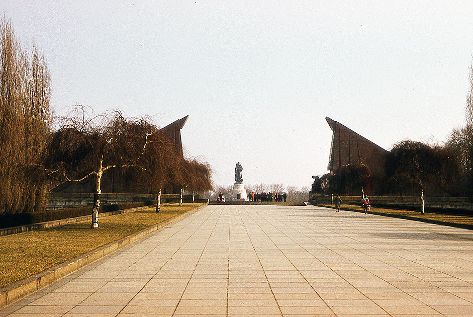 Der Treptower Park mit dem sowjetischen Ehrenmal in Ost-Berlin