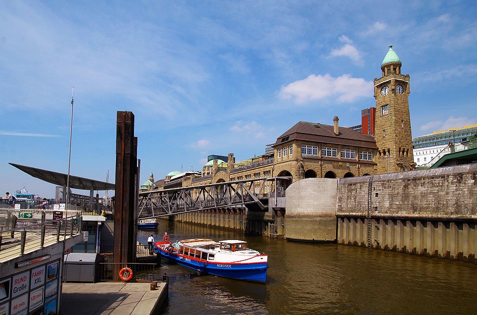 Die Landungsbrücken in Hamburg mit der Barkasse Nordsee