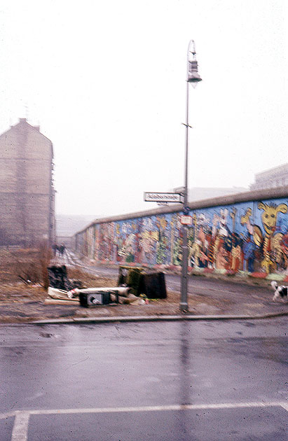 Die Berliner Mauer in Berlin-Kreuzberg an der Ecke Adalbertstraße / Bethaniendamm