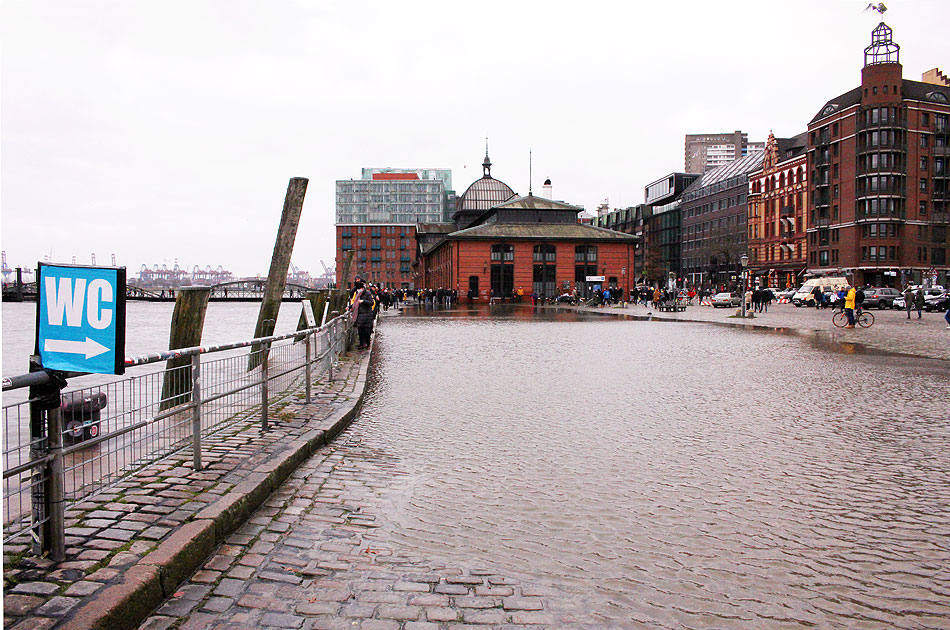 Hochwasser auf dem Fischmarkt in Hamburg-Altona
