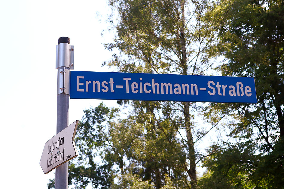 Ein Straßenschild Ernst-Teichmann-Straße in Halbe