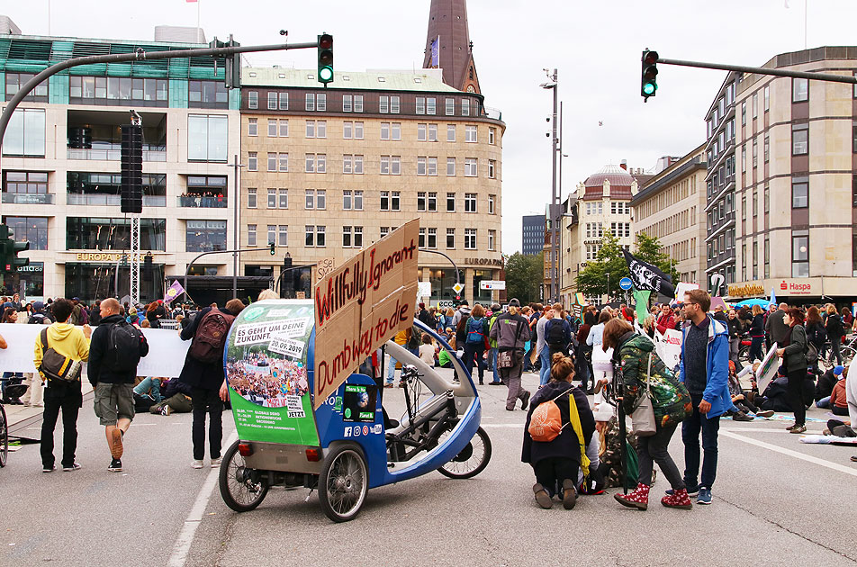 Eine Fridays for Future Demo in Hamburg auf dem Jungfernstieg
