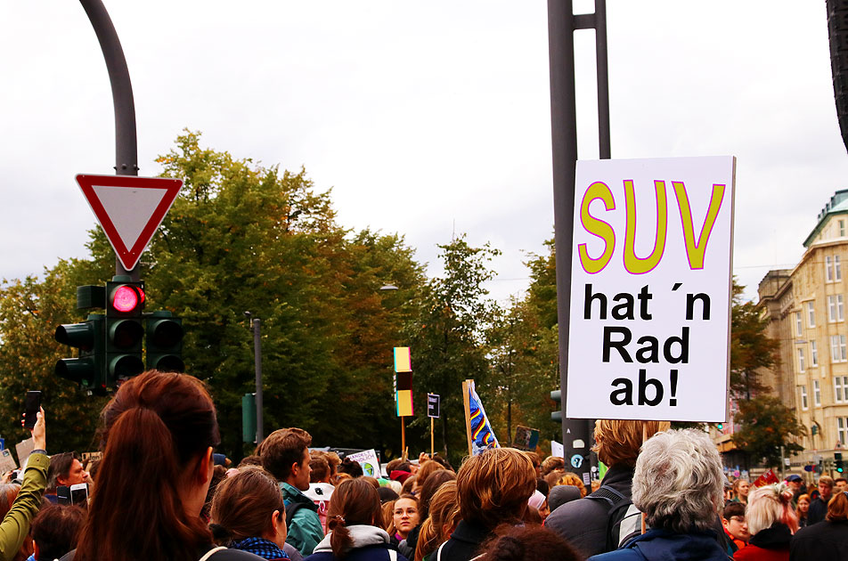 Eine Fridays for Future Demo in Hamburg auf dem Jungfernstieg am 20. September 2019. Auf dem Plakat oben rechts im Bild steht: "SUV hat´n Rad ab!"