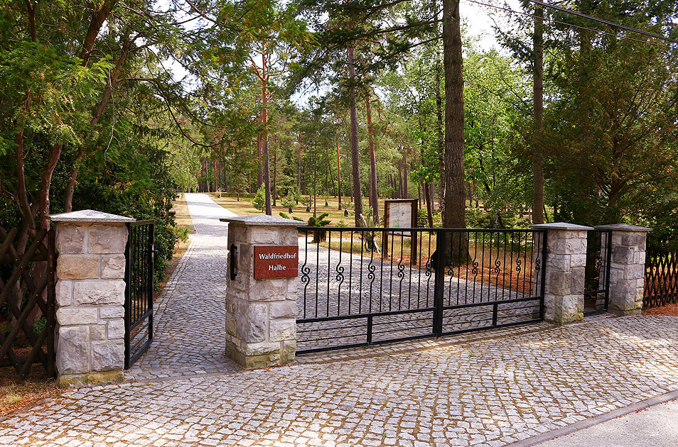 Der Eingang zum Waldfriedhof Halbe in Brandenburg