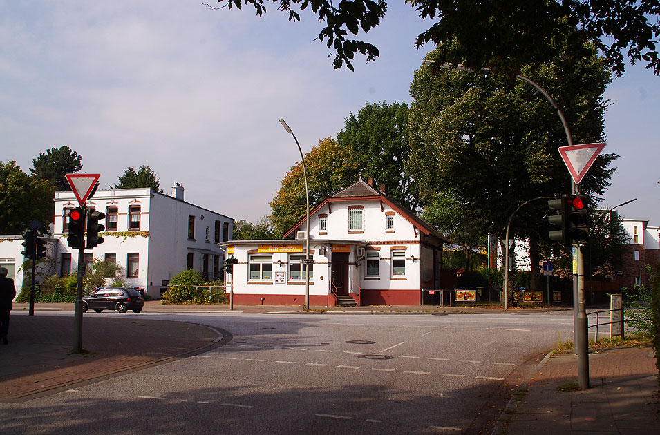 Die Kreuzung Elbgaustraße / Wischhofsweg in Hamburg-Eidelstedt