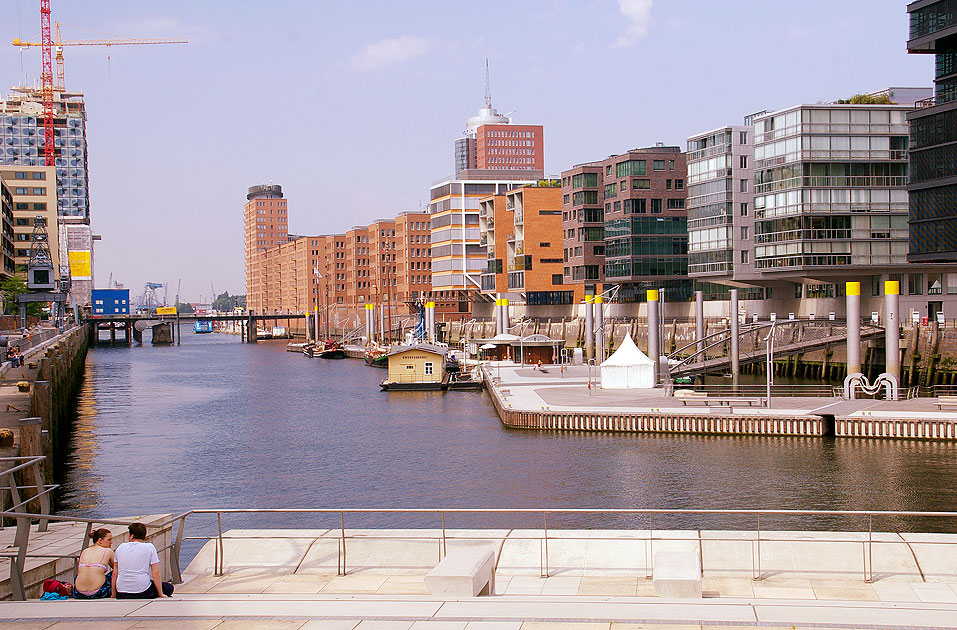 Hamburg Reiseführer und Tourismus: Die Hafencity in Hamburg - Magellan-Terrassen mit dem Traditionsschiffhafen