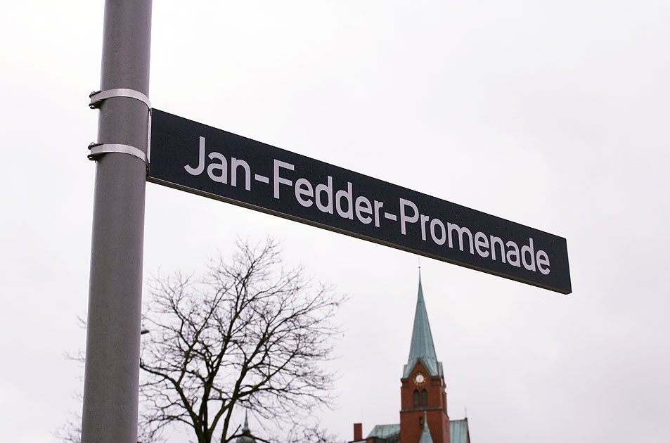 Ein Straßenschild der Jan-Fedder-Promenade an den Hamburger Landungsbrücken