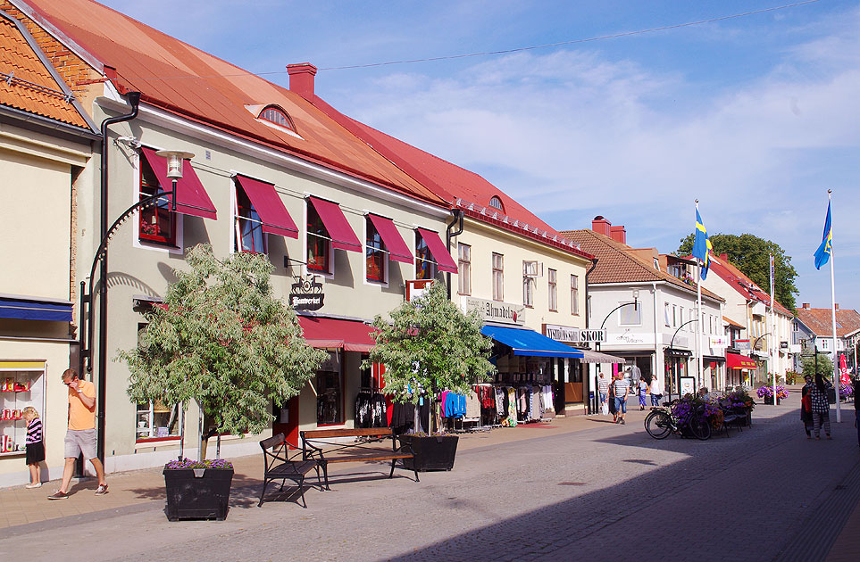 Die Einkaufsstraße in Borgholm in Schweden auf der Insel Öland