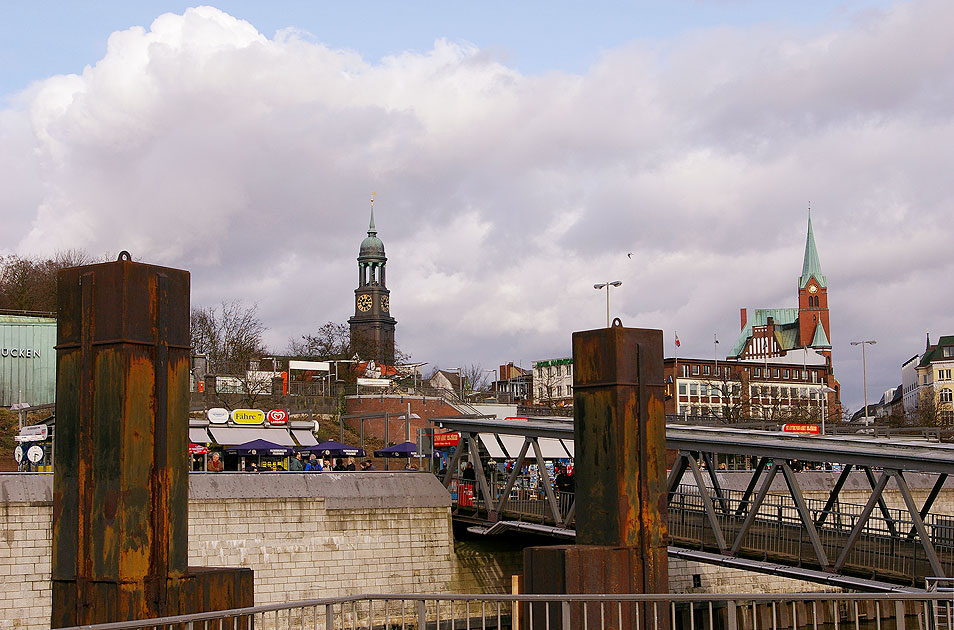 Von den Hamburger Landungsbrücken kann man den Michel und die schwedische Gustaf-Adolfs-Kirche sehen