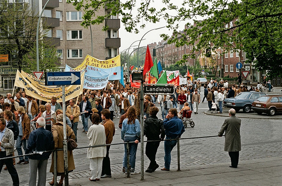 Die Kreuzung Angerstra&szlig;e / Landwehr / Hasselbrookstra&szlig;e mit der 1. Mai Demo in Hamburg