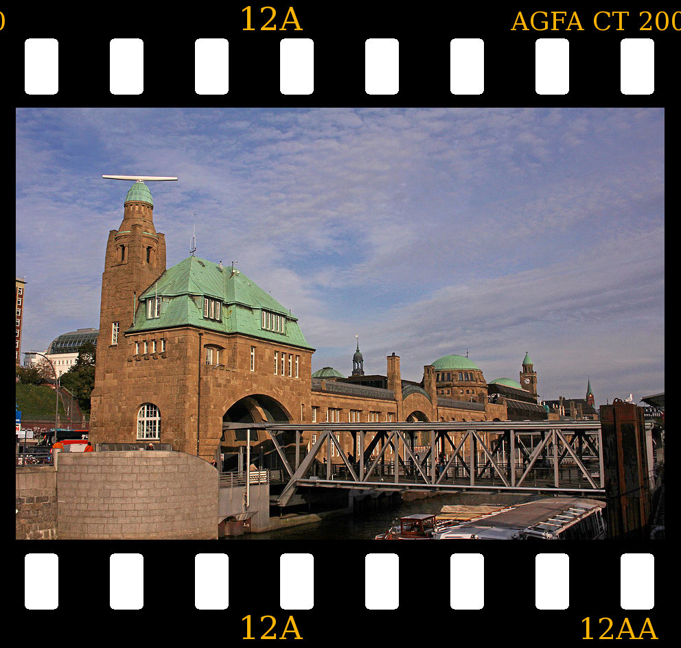 Das Abfertigungsgeb&auml;ude der St. Pauli Landungsbr&uuml;cken in Hamburg