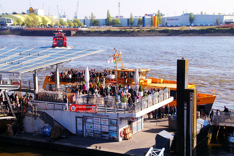 Der Astra Biergarten an den St. Pauli Landungsbrücken