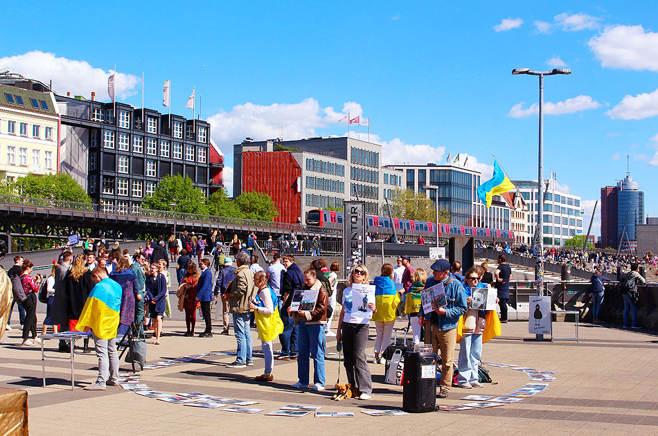 Demo von Ukrainern an den Landungsbrücken