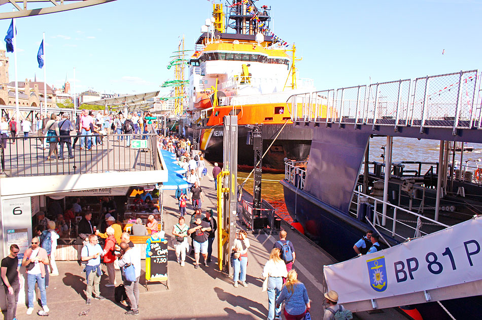 Auf dem Anleger an den St. Pauli Landungsbr&uuml;cken