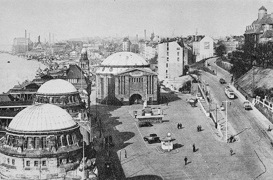 An den St. Pauli Landungsbr&uuml;cken in Hamburg in den 1930er Jahren