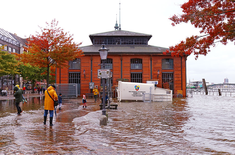 Hochwasser auf dem Hamburger Fischmarkt