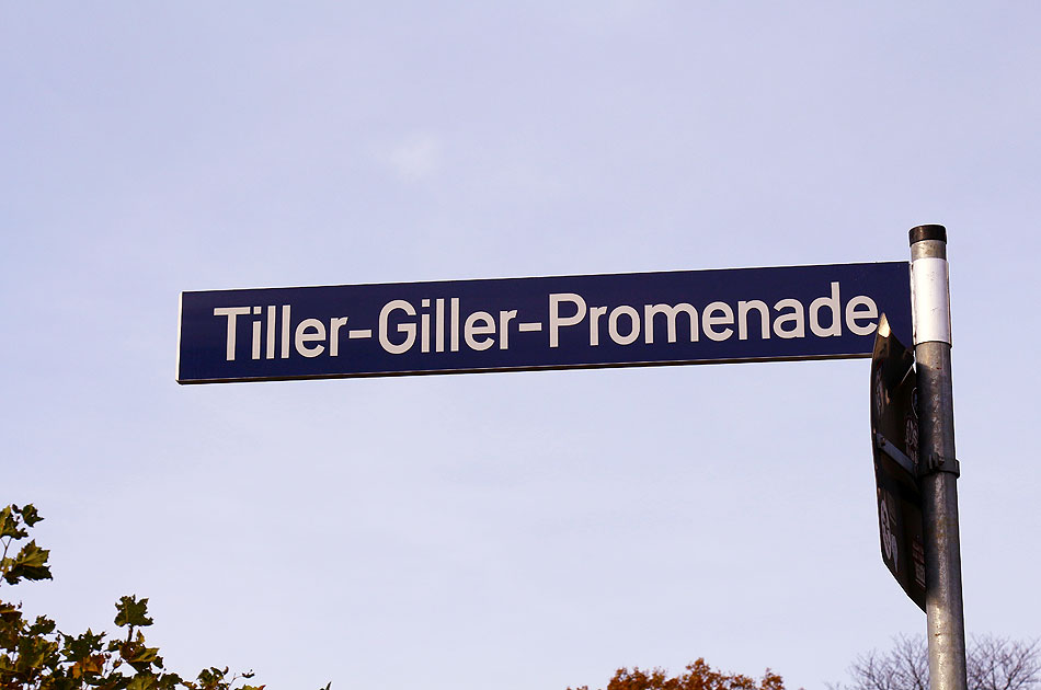 Ein Stra&szlig;enschild von der Giller-Triller-Promenade