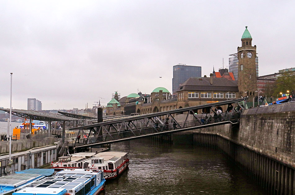 Herbst an den St. Pauli Landungsbrücken in Hamburg