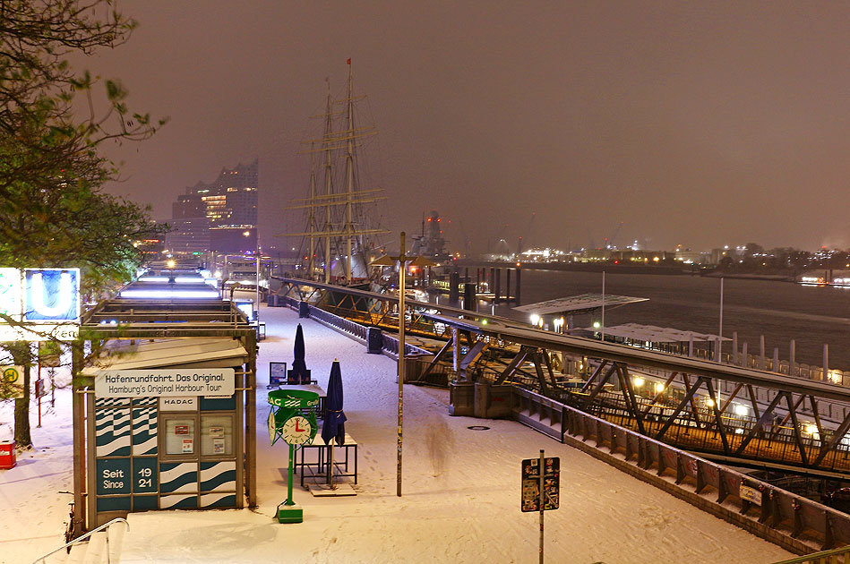 Schnee an den St. Pauli Landungsbr&uuml;cken in Hamburg