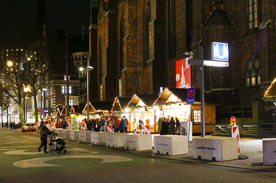 Weihnachtsmarkt in Hamburg rund um die Petrikirche an der Mönckebergstraße