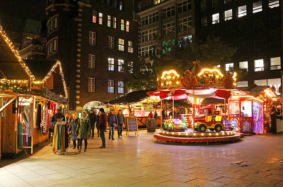 Weihnachtsmarkt in Hamburg rund um die Petrikirche an der Mönckebergstraße