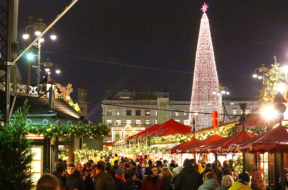 Der Weihnachtsmarkt in Hamburg auf dem Rathausmarkt