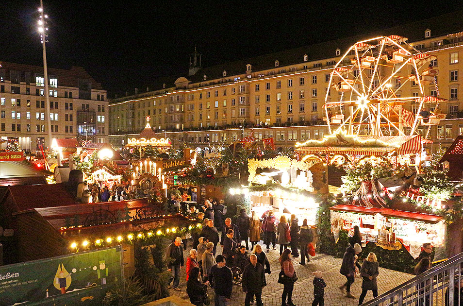 Der Striezelmarkt in Dresden auf dem Altmarkt