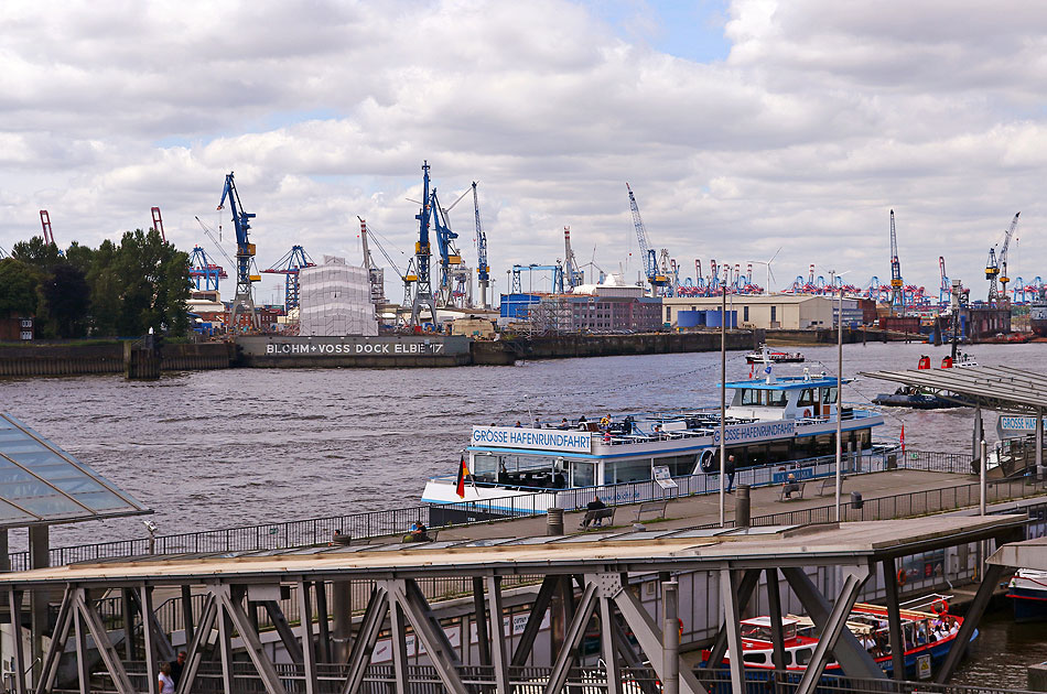 Das Abicht Schiff La Paloma an den St. Pauli Landungsbr&uuml;cken in Hamburg