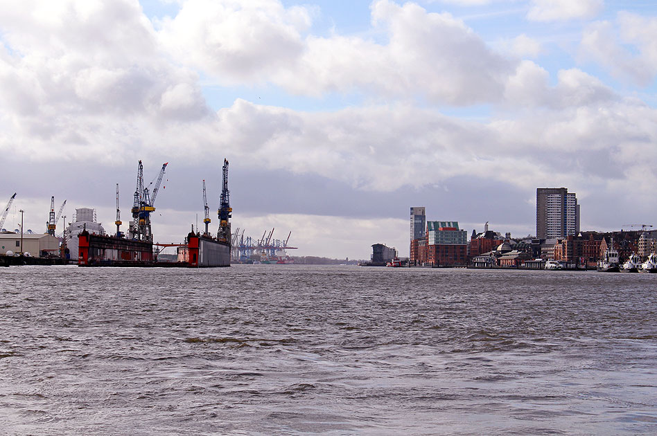 Der Blick &uuml;ber die Elbe an den Landungsbr&uuml;cken in Hamburg