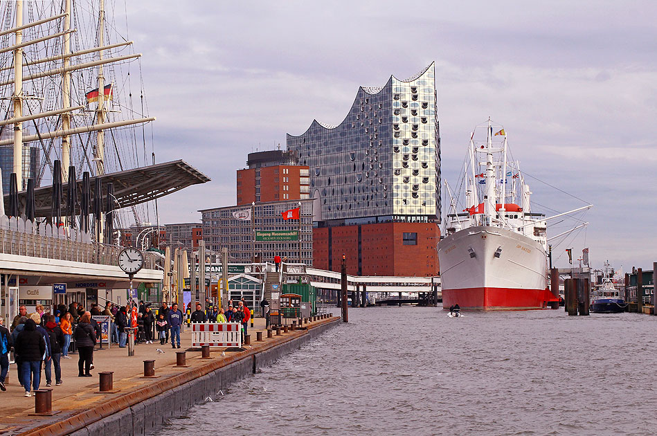 Die Landungsbr&uuml;cken, die  Elbphilharmonie und die Cap San Diego in Hamburg